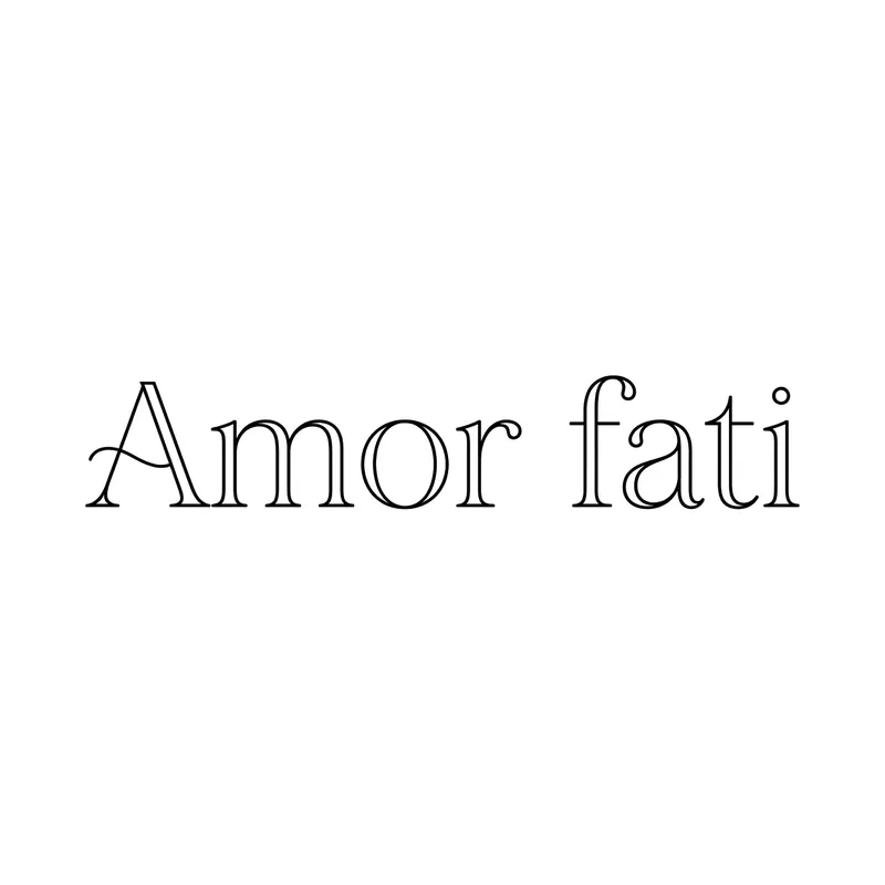 Tatuaggio scritta «Amor fati» in carattere serif classico sottile