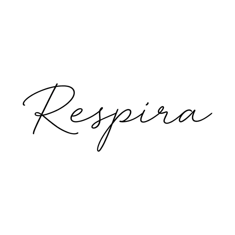 Tatuaggio scritta «Respira» in corsivo delicato scritto a mano
