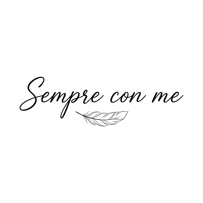 Tatuaggio scritta «Sempre con me» in corsivo con una piuma